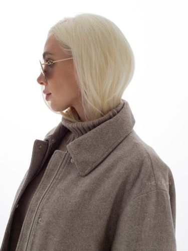 Бежевая куртка в елочку с меховым воротником