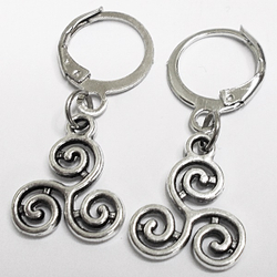 Серьги кольца с подвеской "Трискель" (13х13мм) для пирсинга ушей. Бижутерия.