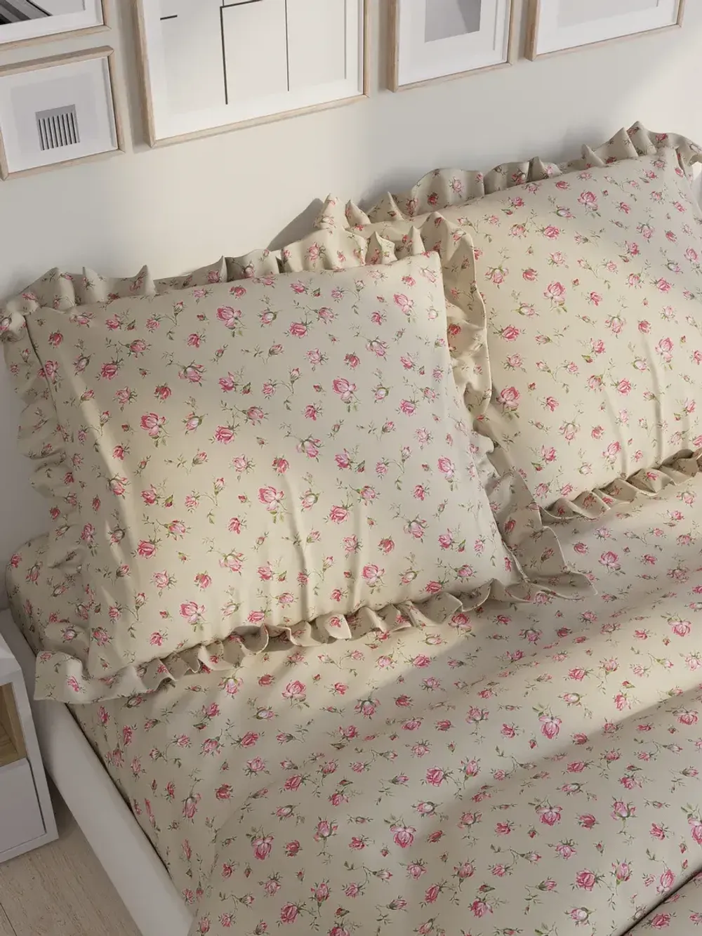 Декоративная наволочка с рюшами, оборками "Розовые бутоны на бежевом" 40х60 см, 1 шт, без молнии