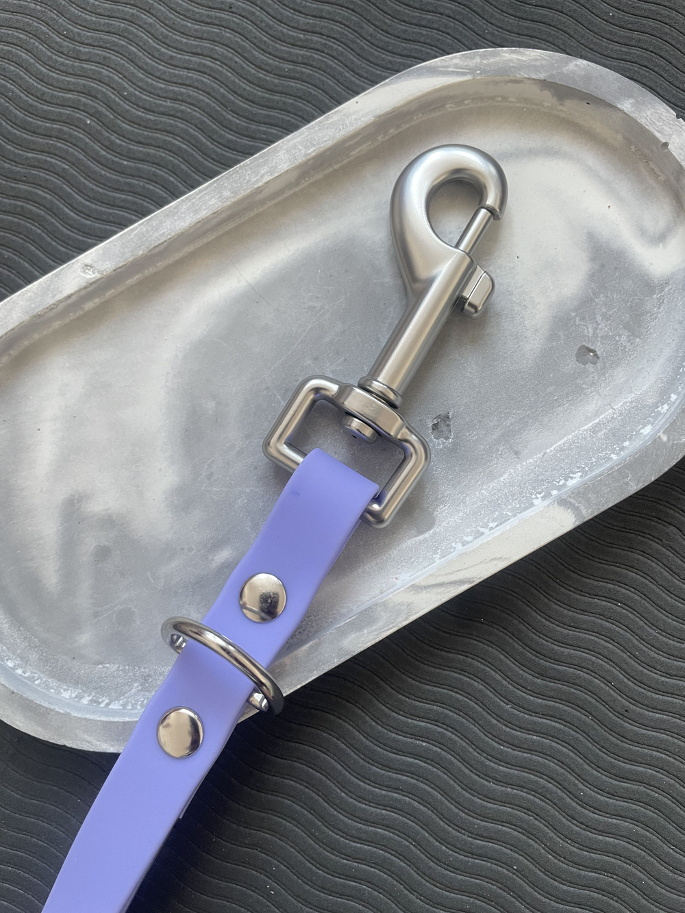 Водилка из биотана , 20 мм , 35 см. Карабин авиационный , черный.