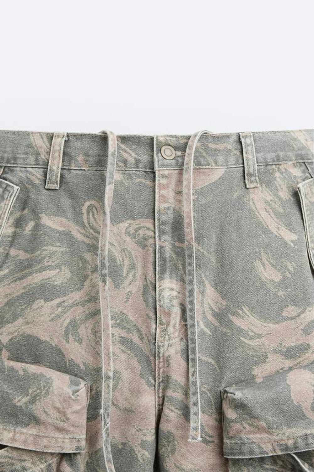 ZARA ШОРТЫ КАРГО ИЗ ТКАНИ С ЭФФЕКТОМ ПОТЕРТОСТИ И ПРИНТОМ, СЕРЫЙ