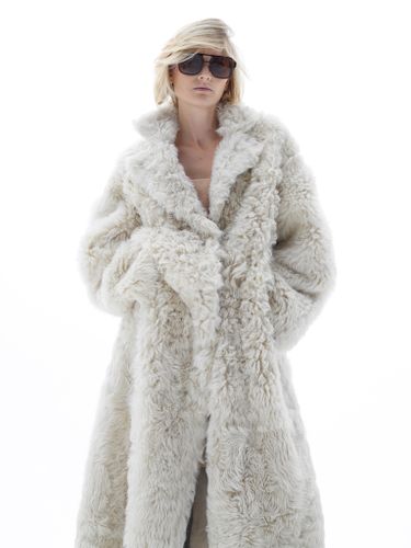 Длинная шуба из овчины в белом цвете
