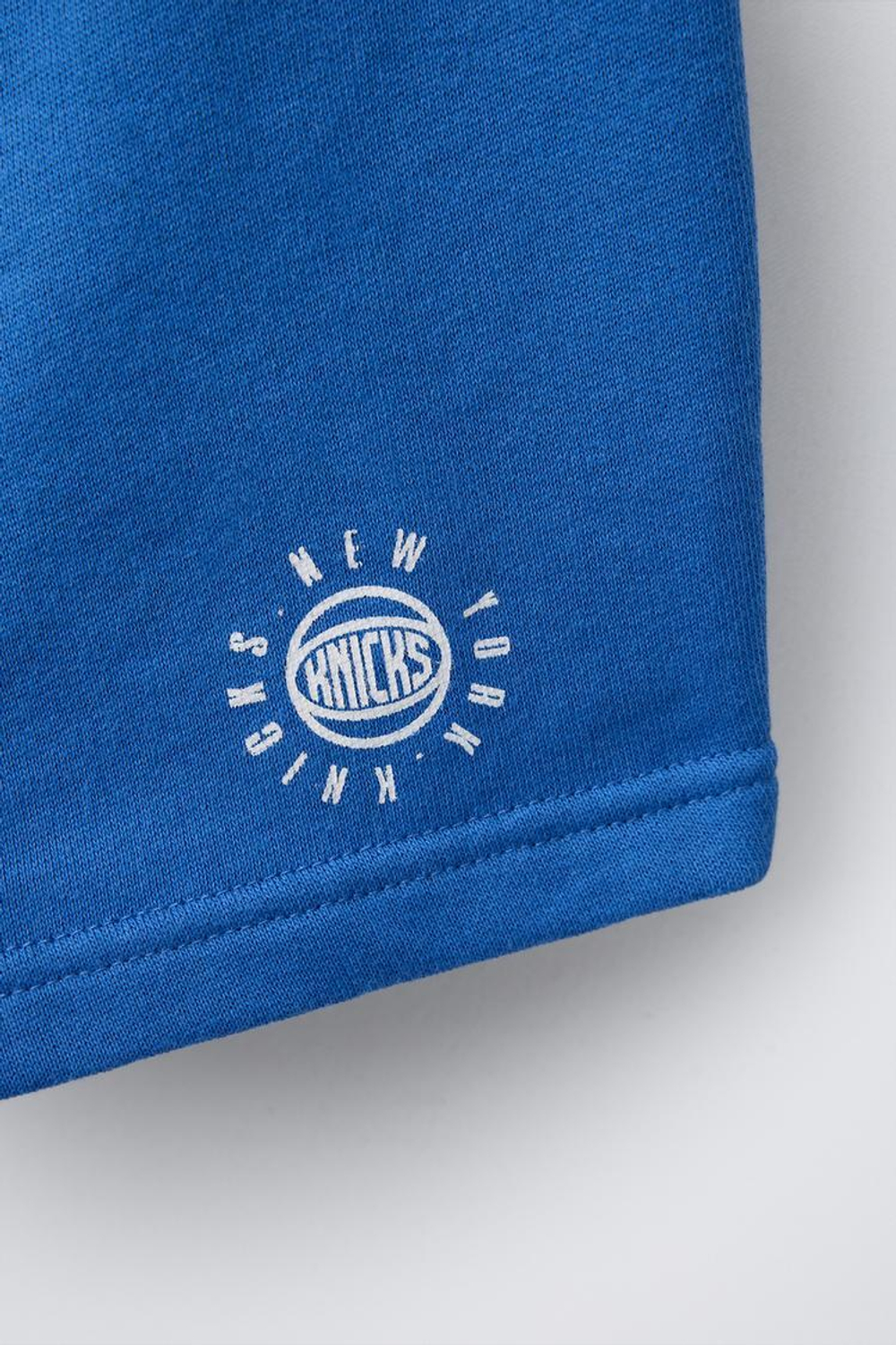 ZARA ШОРТЫ-БЕРМУДЫ С ПРИНТОМ NEW YORK KNICKS NBA ©, ЯРКО-СИНИЙ