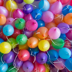 100 разноцветных, воздушных шаров под потолок