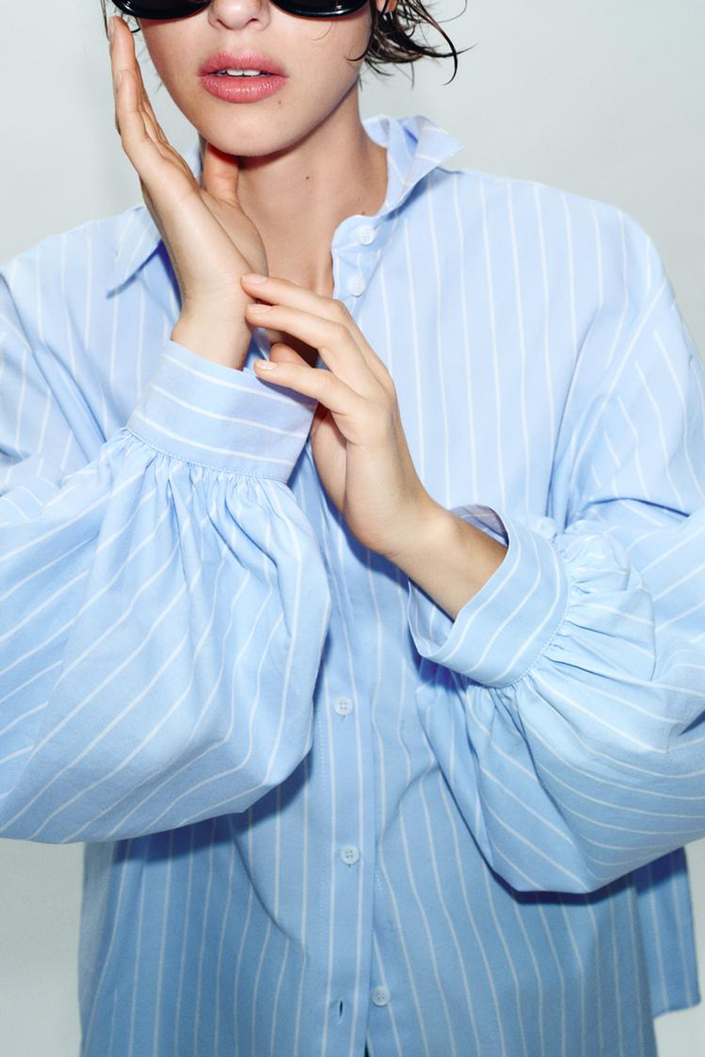 ZARA РУБАШКА В ПОЛОСКУ С ОБЪЕМНЫМИ РУКАВАМИ, ВАСИЛЬКОВЫЙ