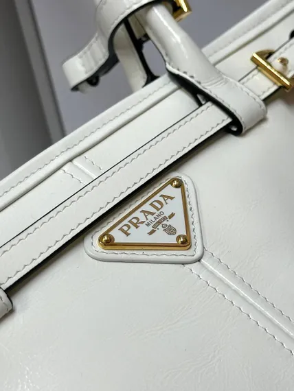 Кожаная средняя сумка Prada Bonnie белый