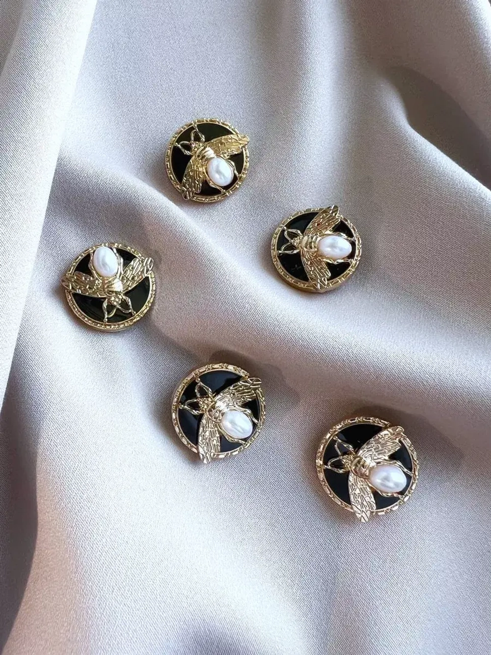 Декоративные металлические пуговицы на ножке