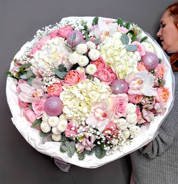 Авторский букет с белыми гортензиями