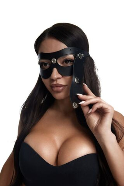 Черная кожаная маска со съёмной шторкой на кнопках