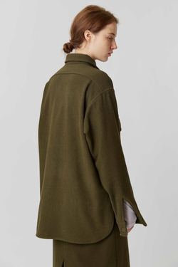 Объемная мужская рубашка зеленого цвета