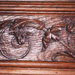 Резная скамья в Рыцарском стиле