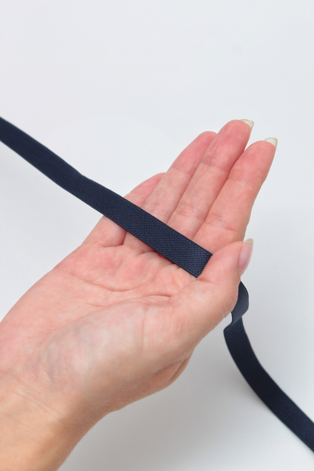 Резинка бретелечная темно-синяя глянцевая ширина 12 мм