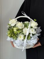 Корзнина из гортензии, диантусов, лизиантуса и ромашки