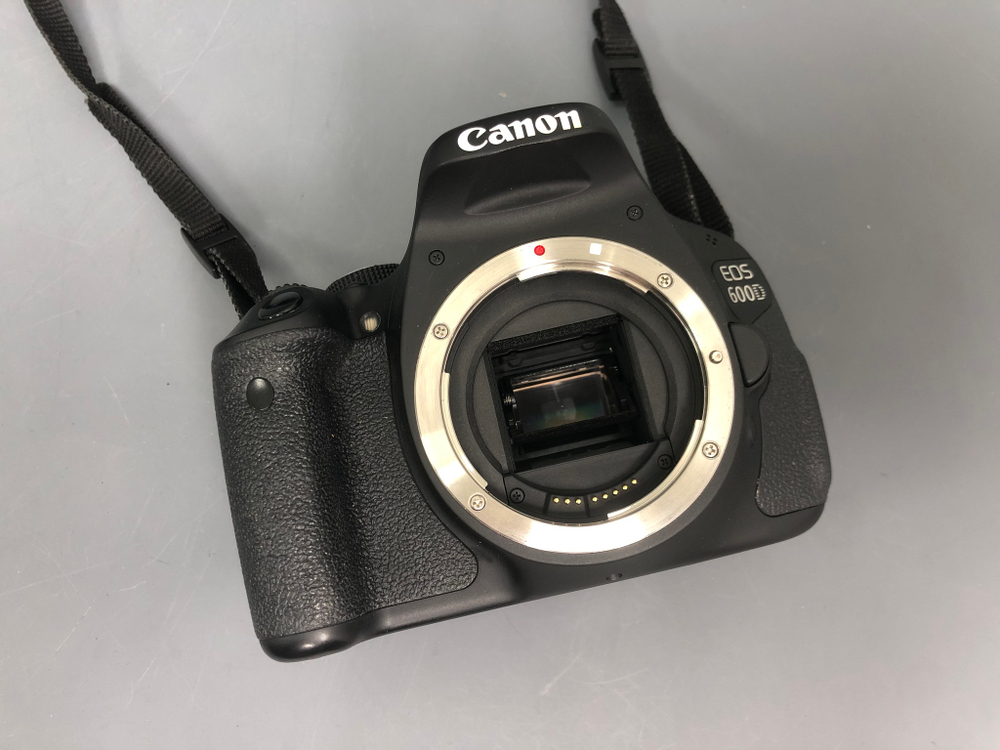 Canon 600D + 18-55mm 3.5-5.6 IS II (11.000 кадров)