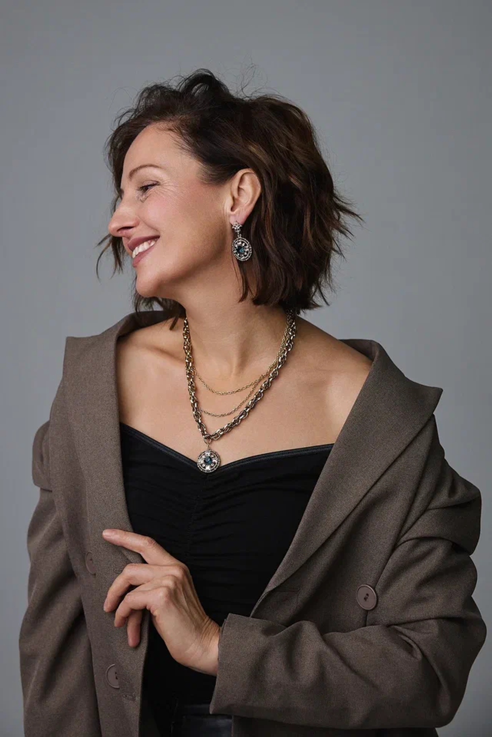 Колье из витой и тонких цепочек с круглым кулоном с синими и светлыми кристаллами