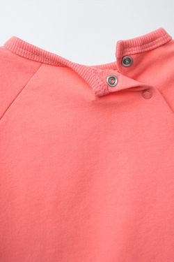 ZARA КОМПЛЕКТ ИЗ ТОЛСТОВКИ И ШОРТОВ С НАШИВКОЙ, РОЗОВАТЫЙ