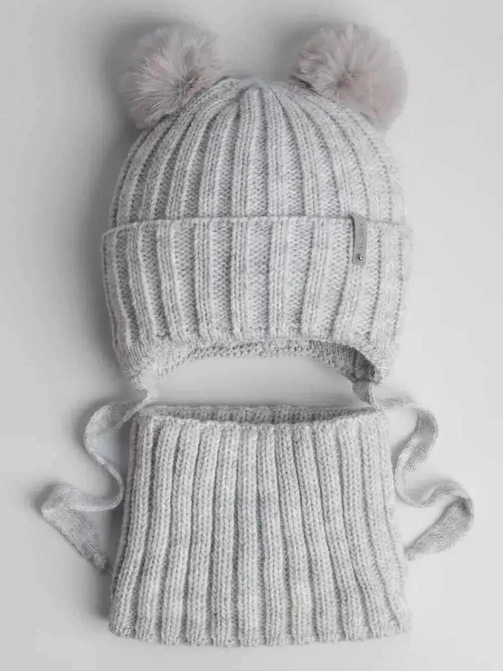 Шапка детская вязаная с помпонами и снуд