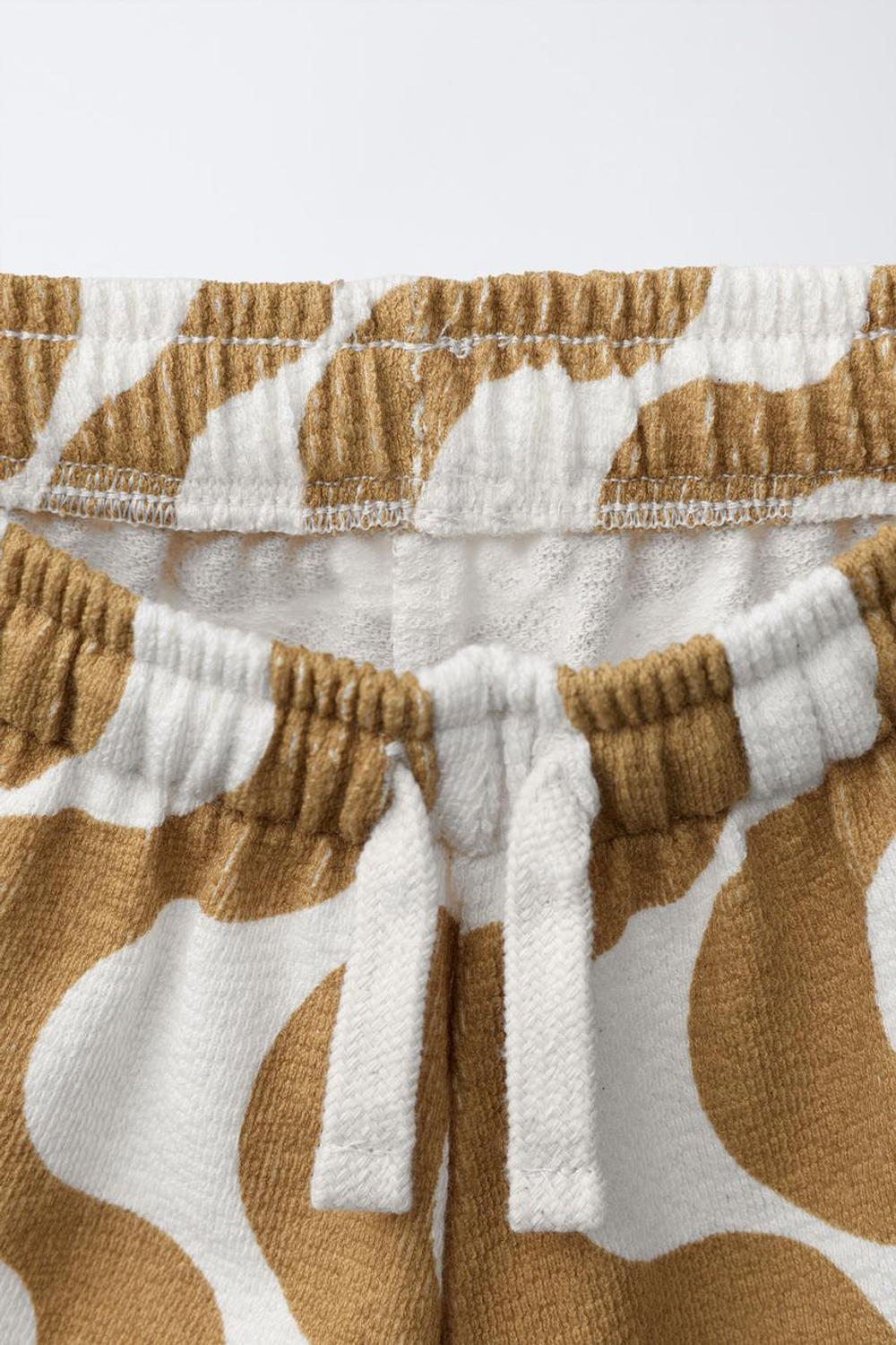 ZARA КОМПЛЕКТ ИЗ ФУТБОЛКИ КОЛОРБЛОК И ШОРТОВ С ВОЛНАМИ, ЖЕЛТЫЙ