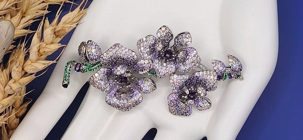 Брошь "Веточка Орхидеи"из меди и кубического циркония.