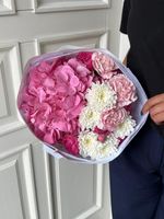 Сборный  букет из гортензии, хризантемы и диантусов