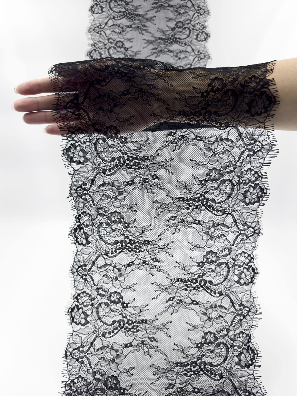 Кружево шантильи черное неэластичное ширина 22 см купон 2.9 м С БРАКОМ