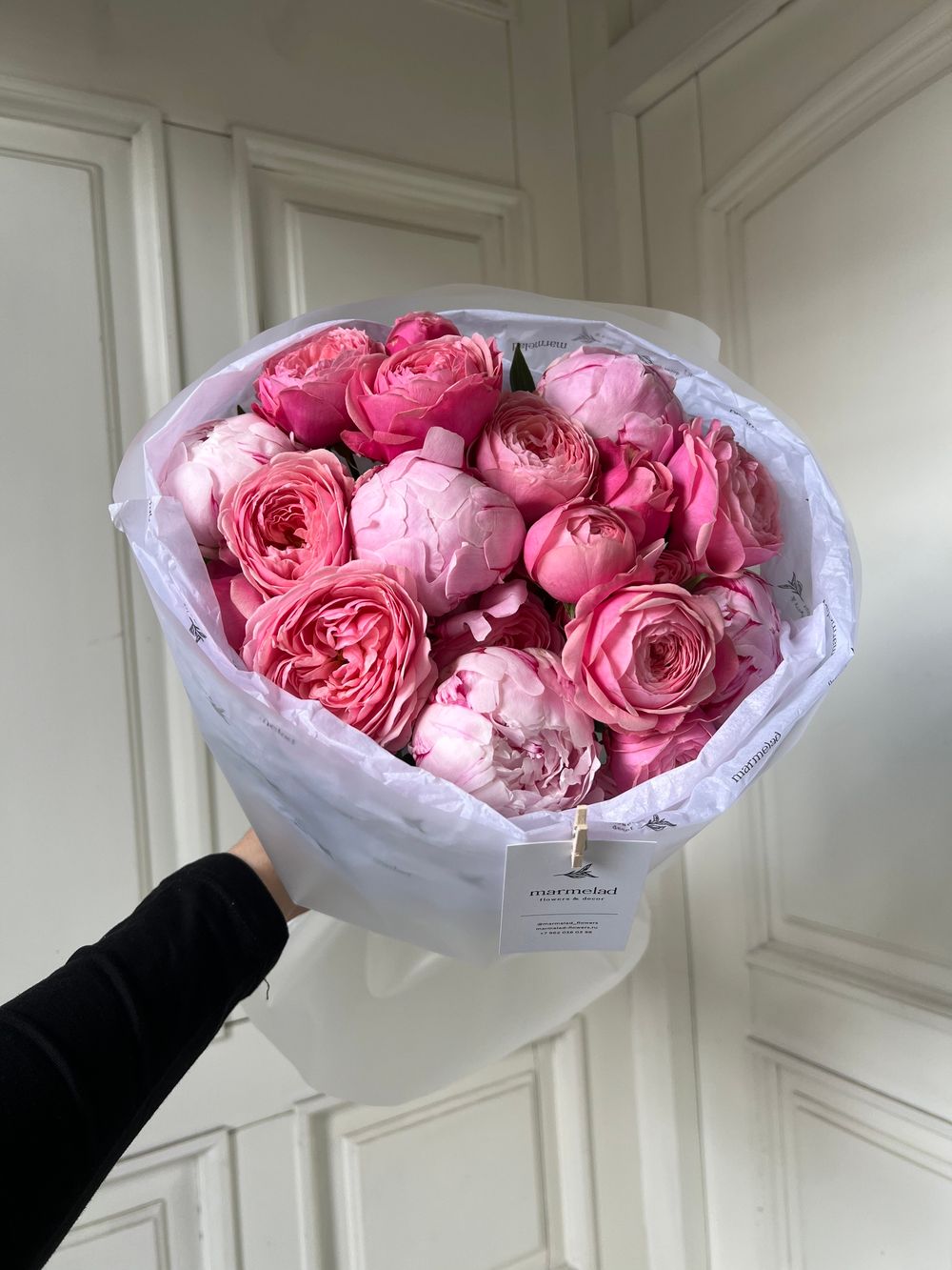 Букет из пионов и кустовой пионовидной розы