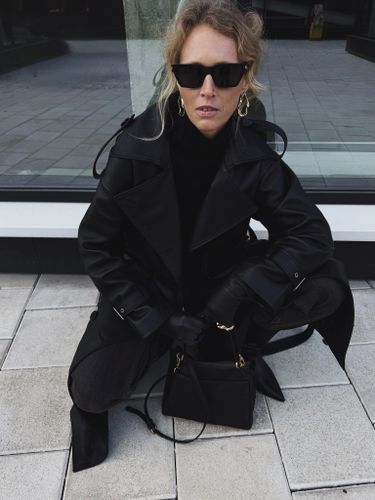 Черный кожаный тренч