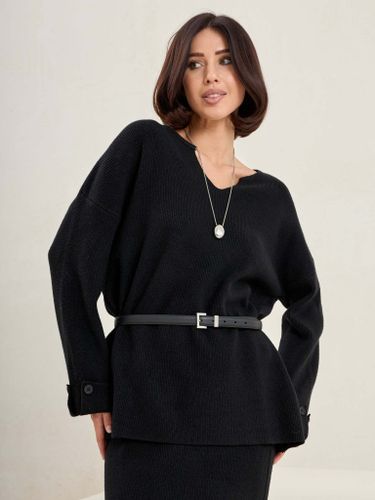 Черный трикотажный костюм с юбкой