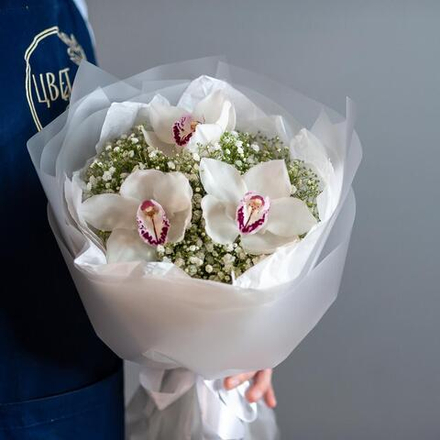 Букет с орхидеей и гипсофилой в формлении