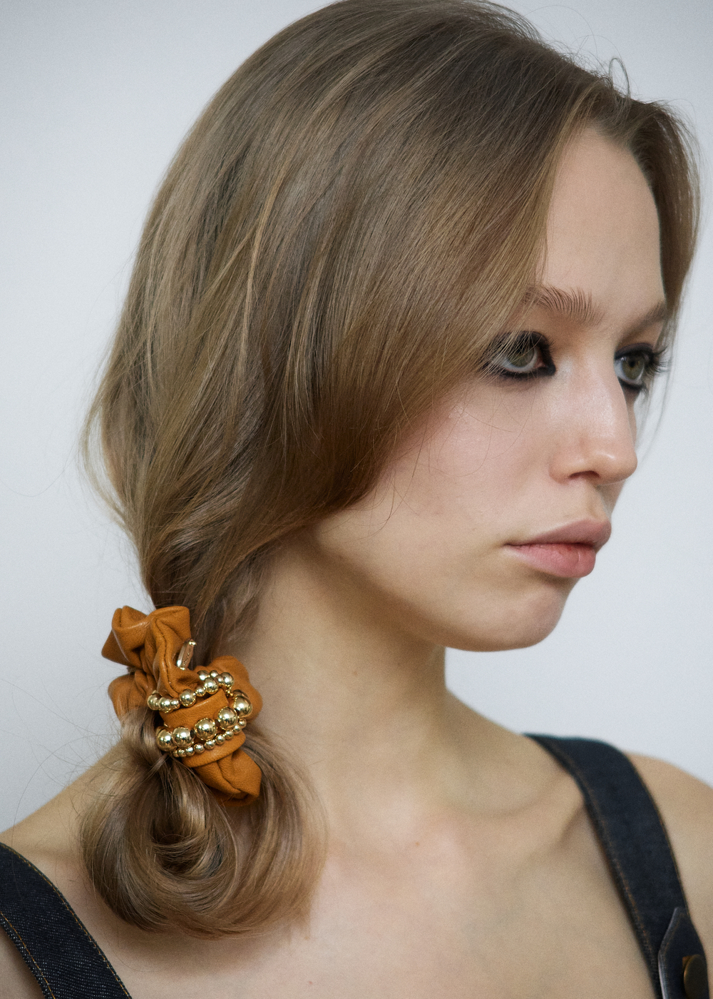 Кожаная резинка оранжевого цвета