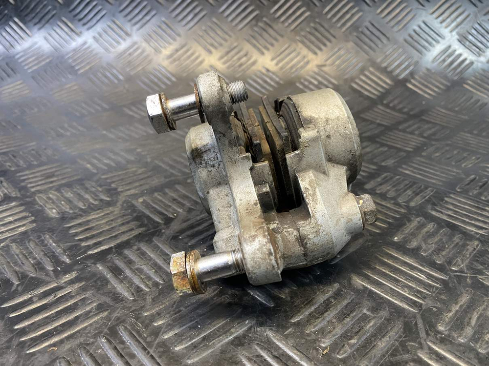 Суппорт задний Suzuki Intruder VS750 VR51A