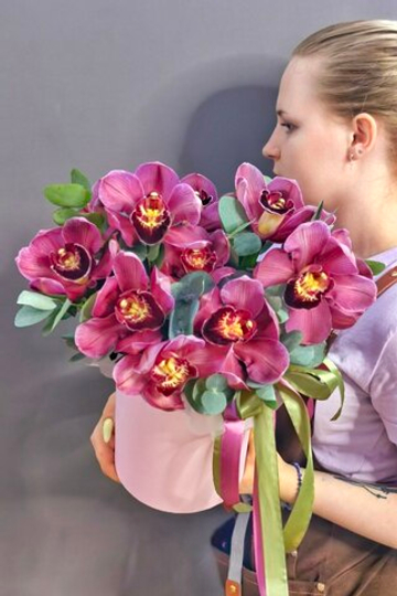 Шляпная коробка с 11 розовыми орхидеями и веточками эвкалипта