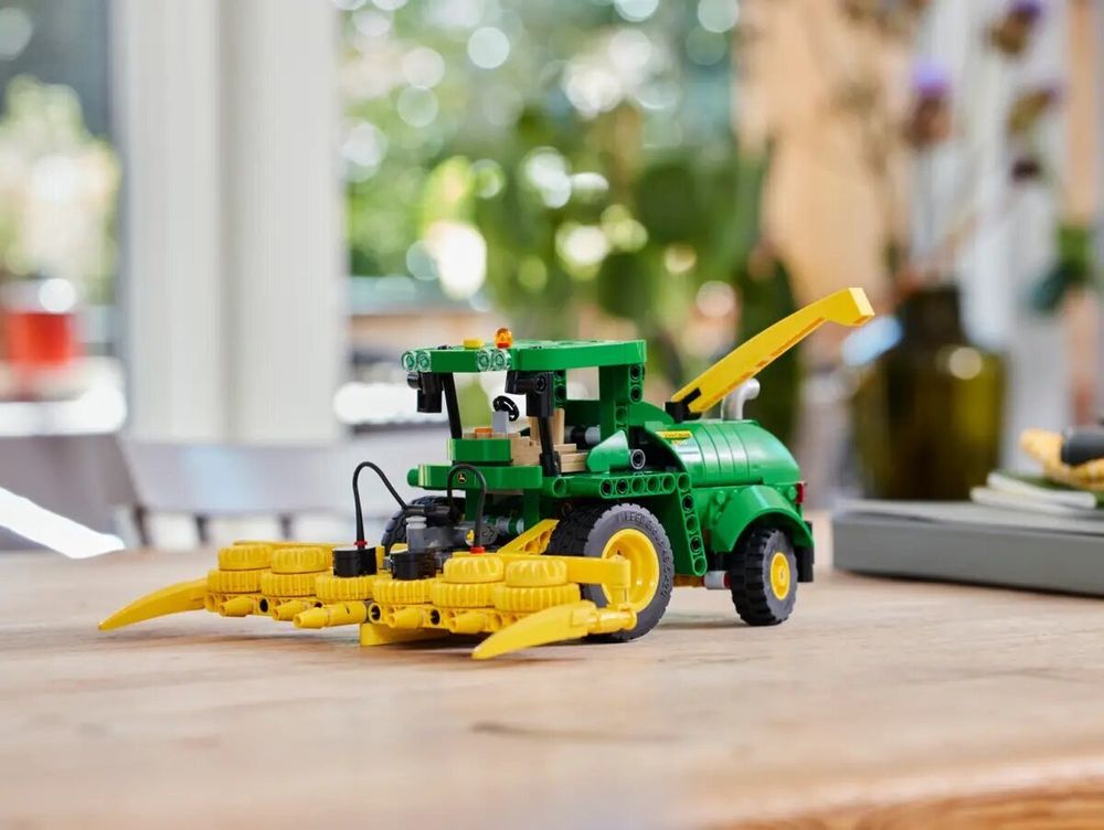 Конструктор LEGO Technic 42168 Кормоуборочный комбайн John Deere 9700