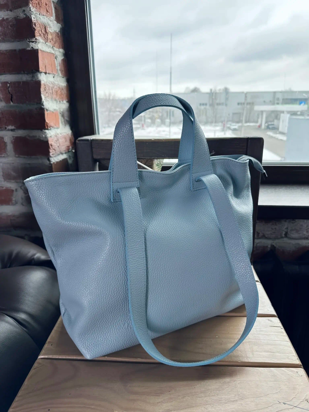 Женская сумка-шоппер из натуральной кожи голубого цвета