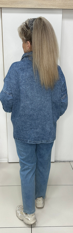 Джинсовый жакет-бомбер со стразовым принтом