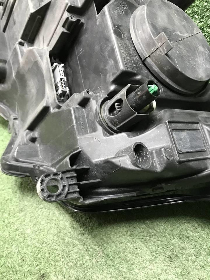 Фара правая Range Rover Vogue 4 12-17 ксенон