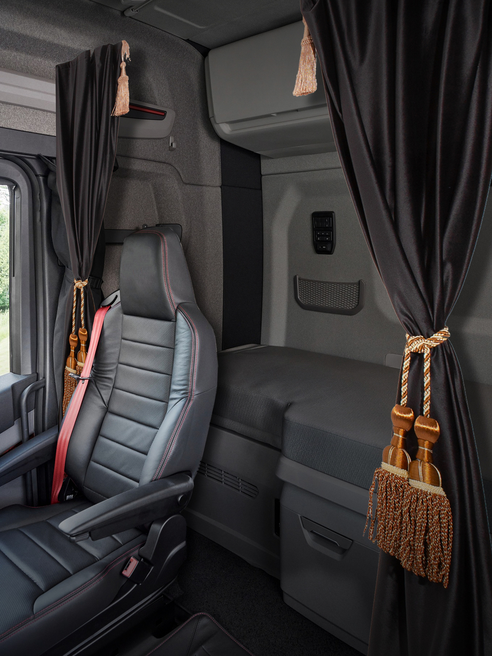 Шторы спального места с бахромой и кистями, с прихватами "Кисти" коричневые в кабину Volvo, Scania, MAN, Merc, Камаз, Sitrak, Shacman, Foton, FAW. Высота 1,45м, ширина одной стороны - 1,15м. Блэкаут, велюр. Черный цвет с коричневыми кистями-прихватами