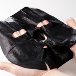 Черная тканевая маска с углем