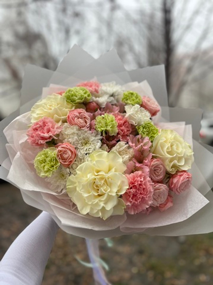 Букет с французскими розами и диантусами