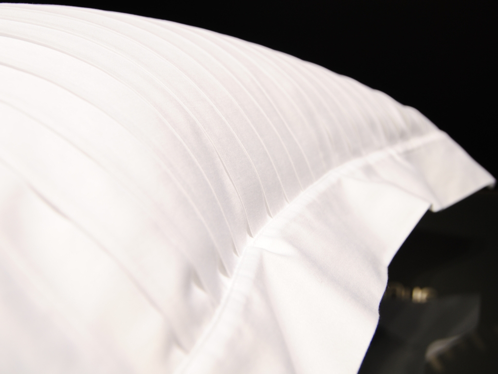 Наволочка для валика 15х40 Christian Fischbacher Luxury Nights Pleats 701 белая Швейцария фрагмент