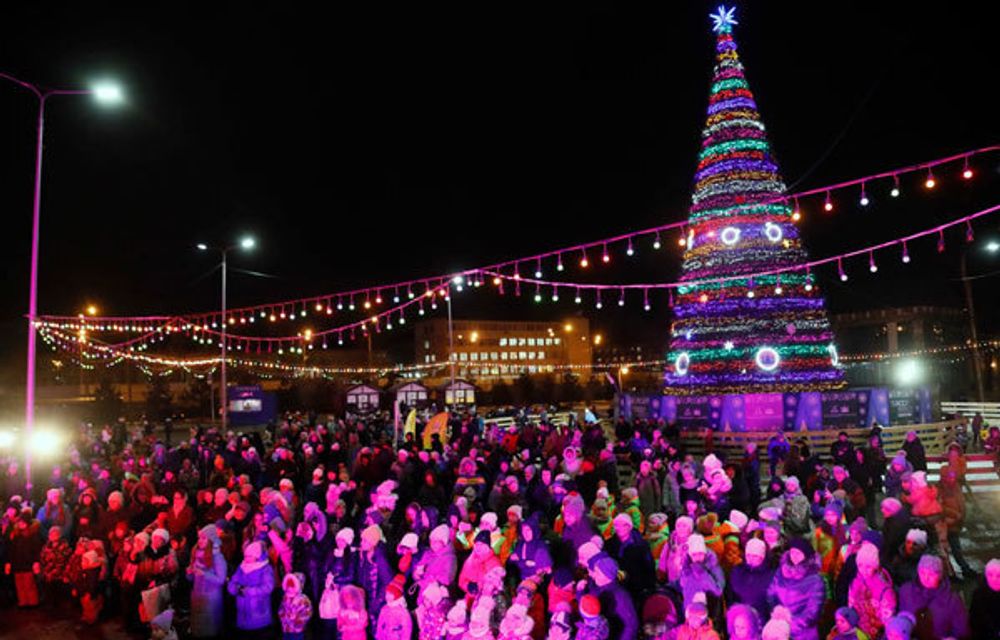 Светодинамическая елка каркасная - встроенная гирлянда цветная -"Уральская" 26 м