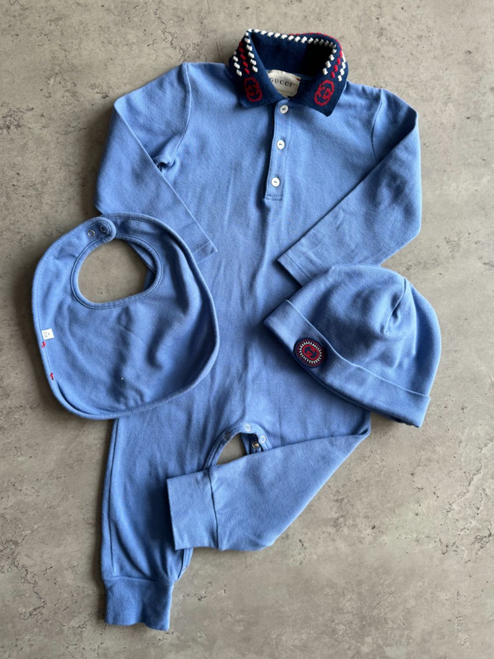 Комплект из хлопкового боди и шапочки с нагрудником Gucci, 74