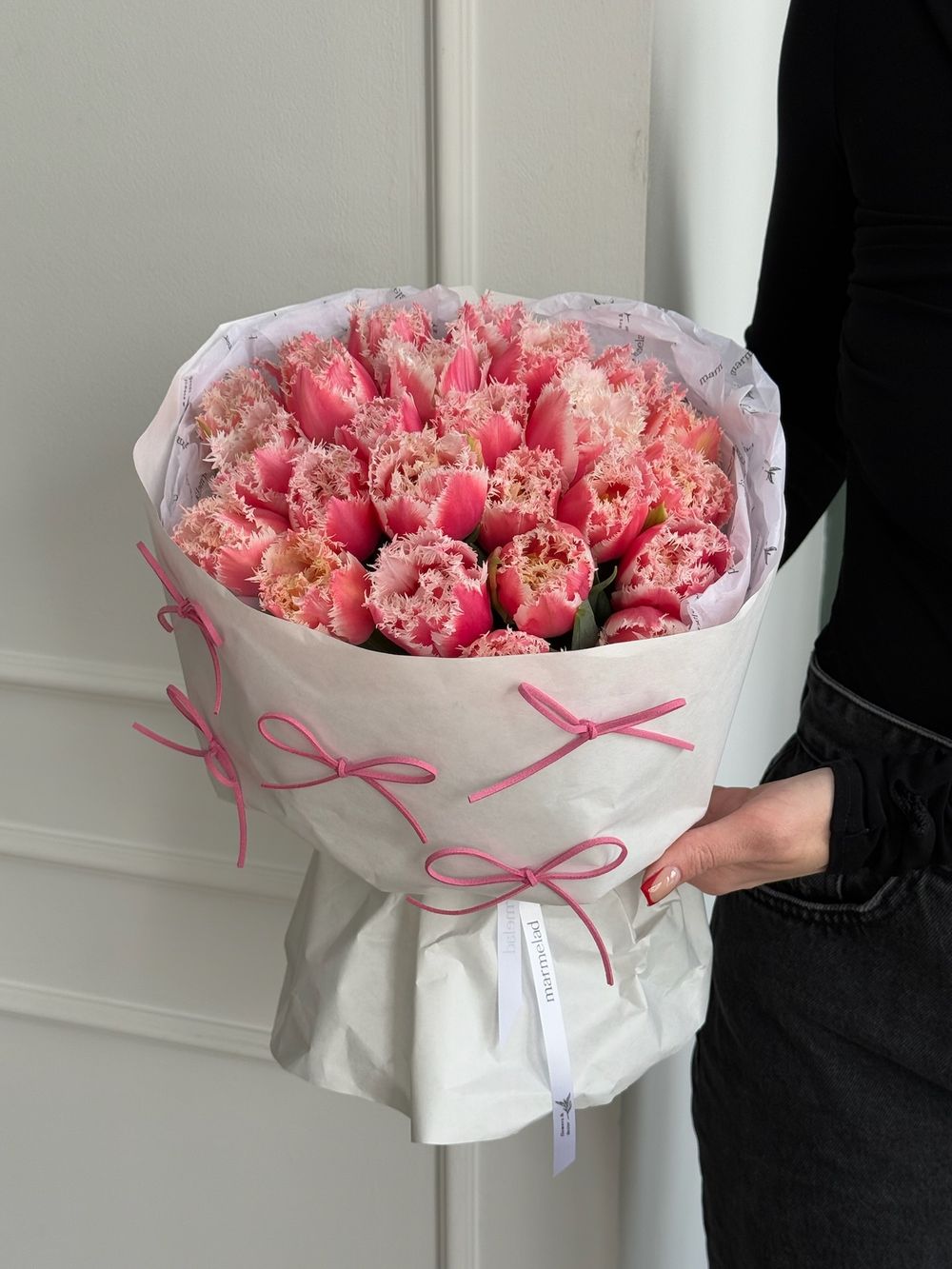 Букет из 25 махровых ярко-розовых с белым тюльпанов