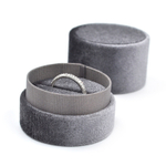 Футляр для украшений с внутренним репсовым кантом.