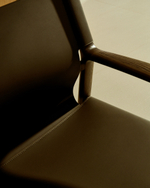 Кресло Jan из переработанной кожи темно-коричневого цвета и ясеня в ореховом цвете