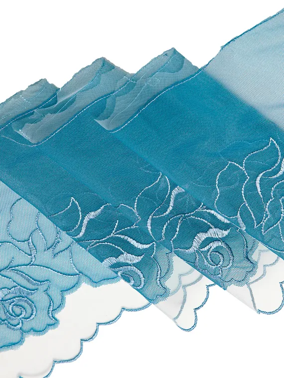 05-153 Вышивка на неэл. сетке двухслойная 20 см, Розы, голубой (правая)