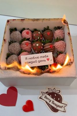 Горящий набор с клубникой в шоколаде