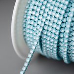 Матовая стразовая цепь, 2мм, голубой кристалл в нежно-голубых цапах