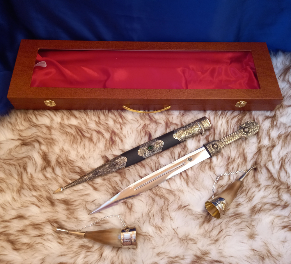 Набор подарочный "Джигит №1" (Кинжал кавказский, 2 рога для вина)