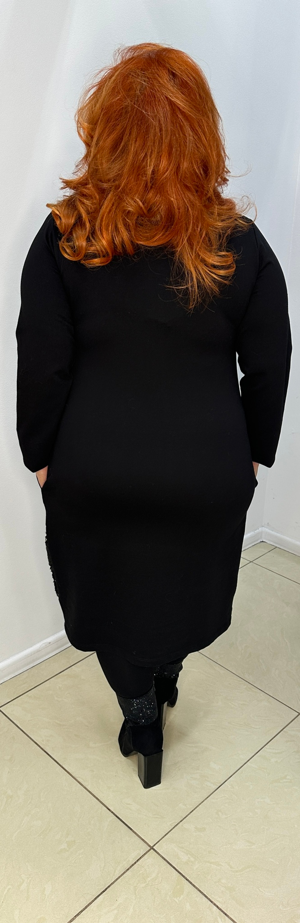 Трикотажное черное платье с ажурным низом